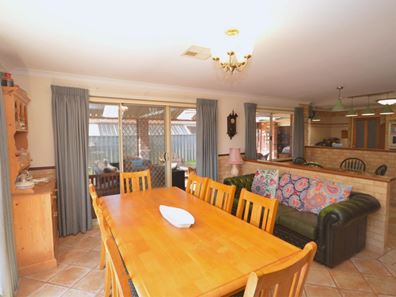 24 Suncrest Meander, Meadow Springs WA 6210