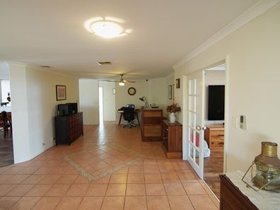 42 Barton Drive, Australind WA 6233