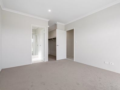 240 Badgerup Avenue, Lakelands WA 6180