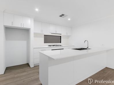 4 Pavarotti Vista, Hammond Park WA 6164
