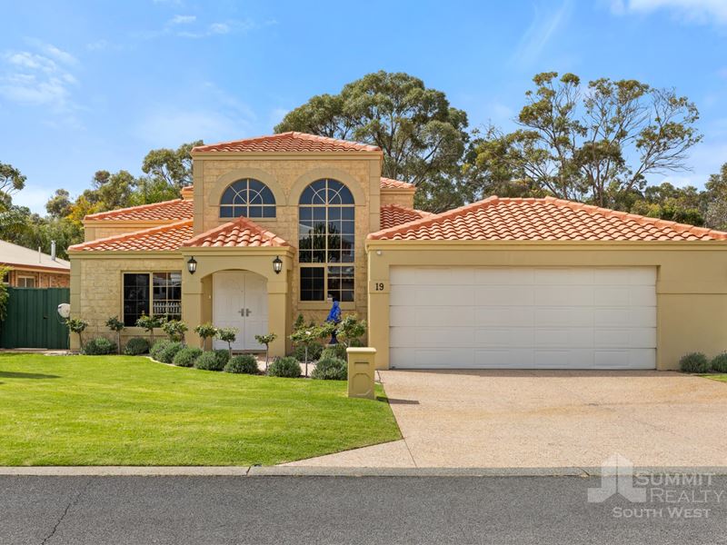 19 Turnberry Way, Pelican Point