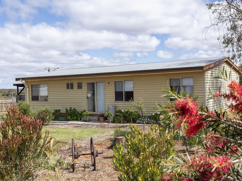 10 White Dr, Badgingarra WA 6521