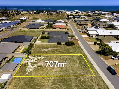 18 Reef Boulevard, Drummond Cove WA 6532