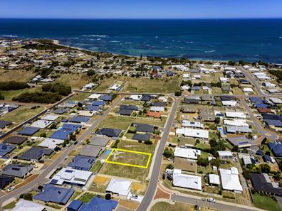 18 Reef Boulevard, Drummond Cove WA 6532