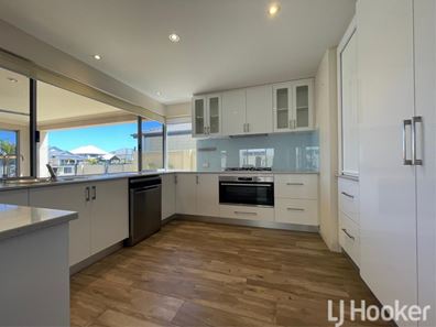 36 Leisure Way, Halls Head WA 6210