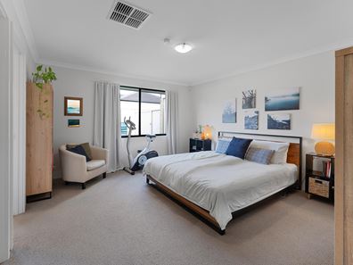 8 Marloo St, Wattle Grove WA 6107